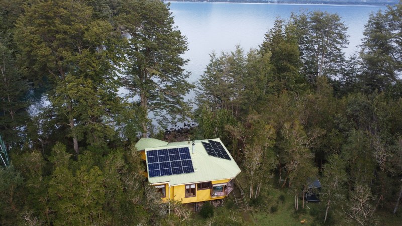 Instalación solar en una casa rodeada de bosque
