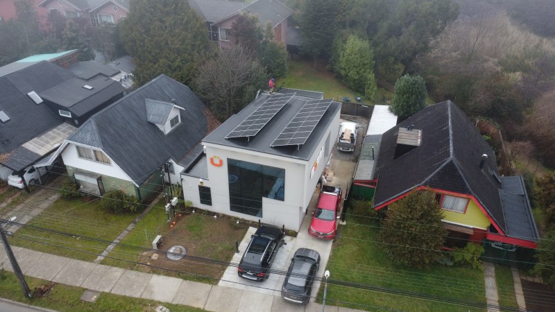 Instalación solar sobre el techo de una clínica en Valdivia