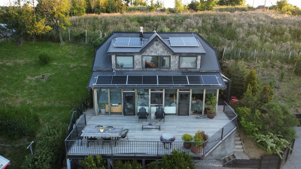 Casa DK en Puerto Varas con paneles solares en cubierta y mansardas
