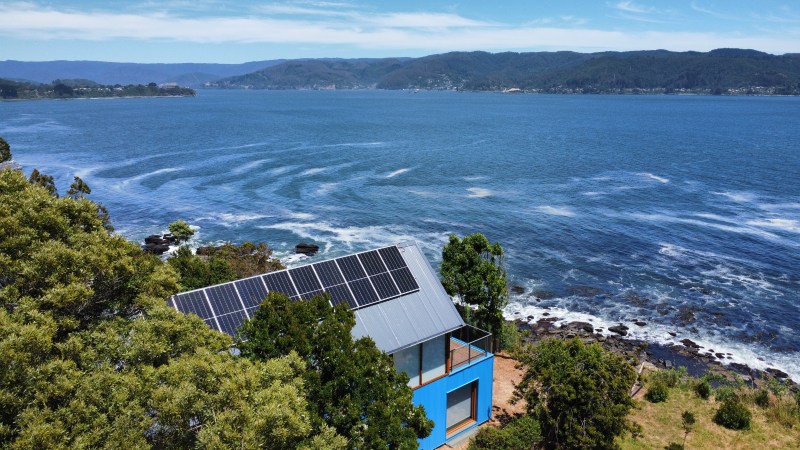 Instalación solar en una casa frente al mar