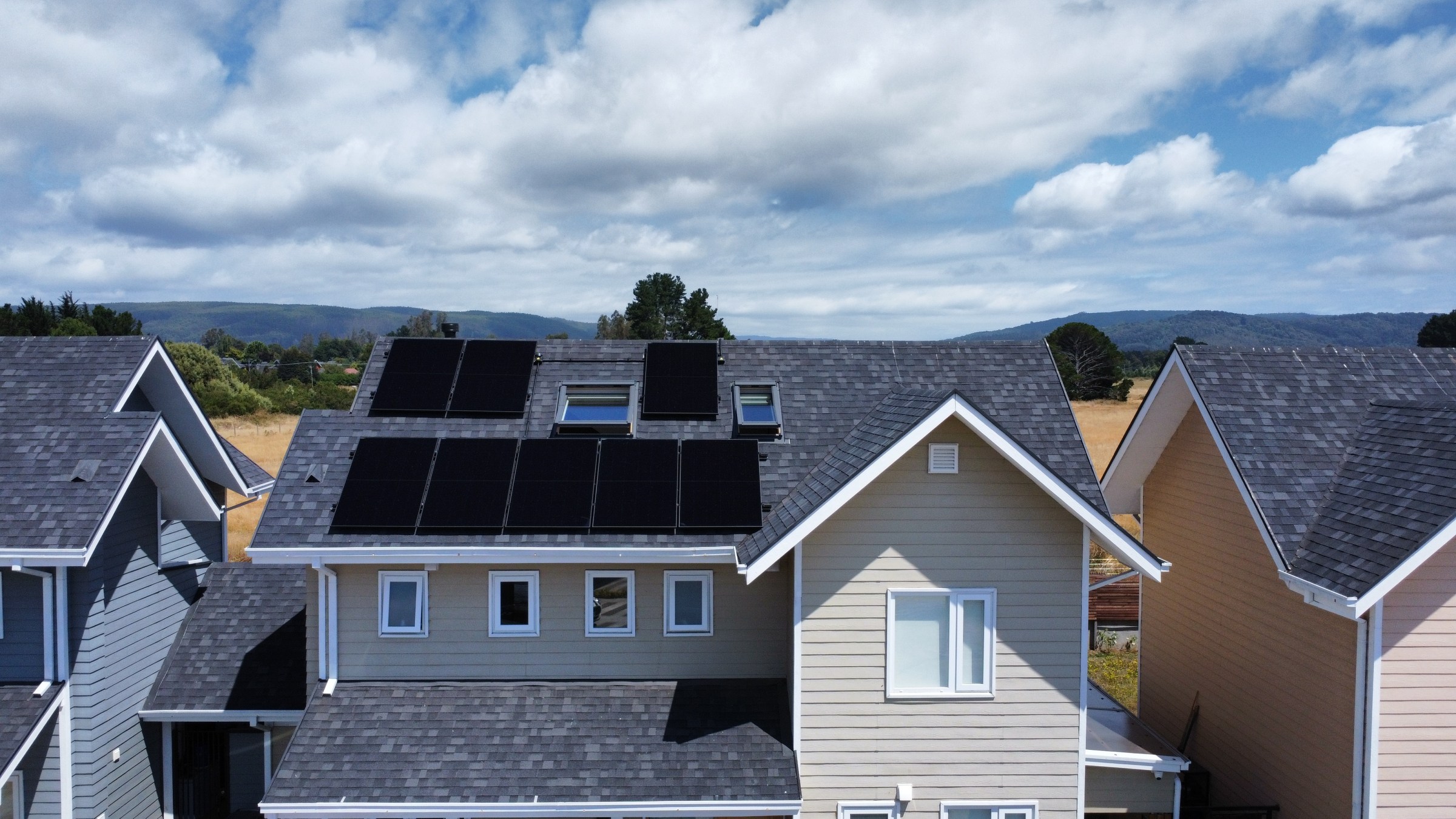 Casa SB en Valdivia con paneles solares full-black instalados por Sonnkraft