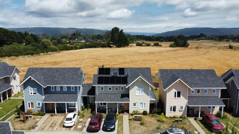 Casa SB en Valdivia con dos arreglos de paneles solares